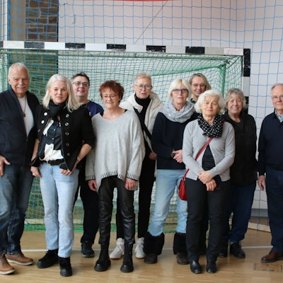 Gruppenfoto in einem Handballtor, v.l.: Physio Felix Zimmermann, Dagmar Wigger, Hille Schönauer, Susi Fabritius, Rita Bockemühl, Patricia Seifert, Ute Longerich, Monika Döring und Rolf Egbert.