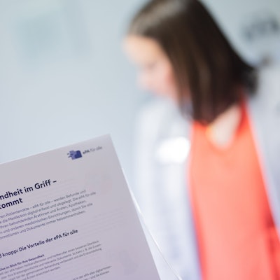 Ein Informationsblatt zur elektronischen Patientenakte. Nicht alle Menschen sind mit der digitalen Speicherungen ihrer Gesundheitsdaten einverstanden.