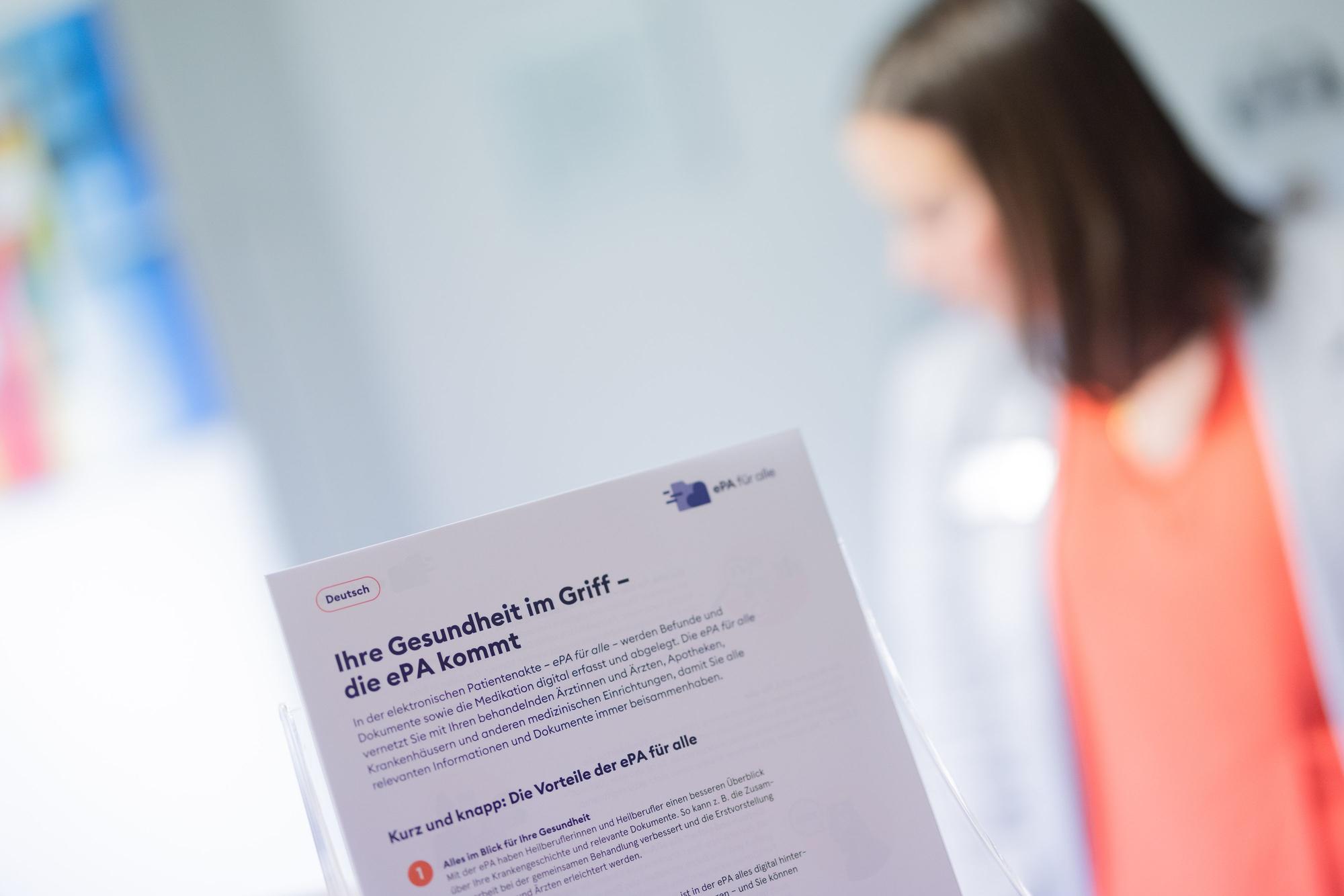Ein Informationsblatt zur elektronischen Patientenakte. Nicht alle Menschen sind mit der digitalen Speicherungen ihrer Gesundheitsdaten einverstanden.