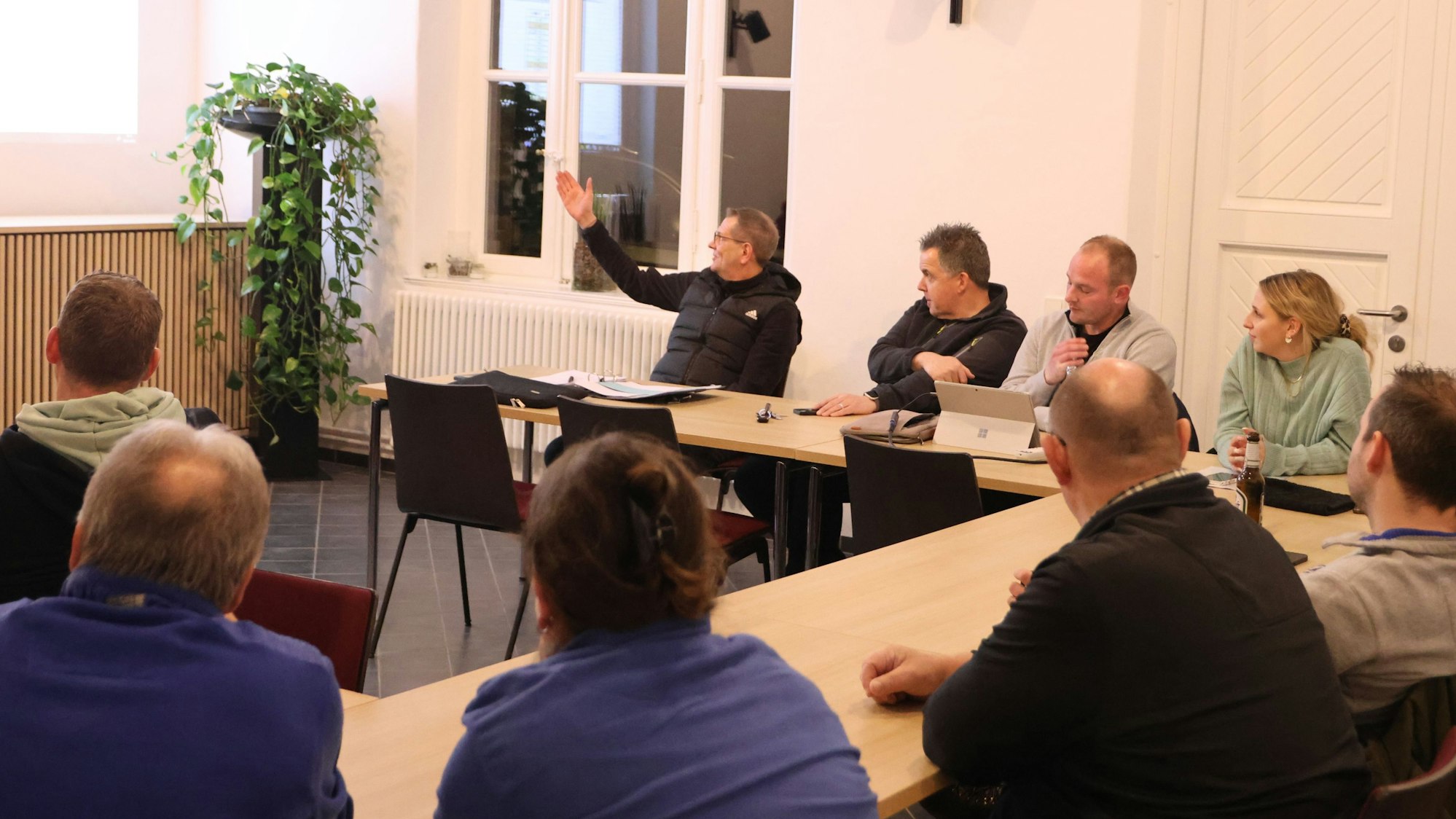 Im Morsbacher Kulturbahnhof informierten Zugleiter Peter Becker (von links), KG-Vorsitzender Ingo Rolland, Florian Stausberg vom Zugteam und Jana Engelbert von der Gemeinde Reichshof über die neuen Vorgaben für Karnevalswagen.