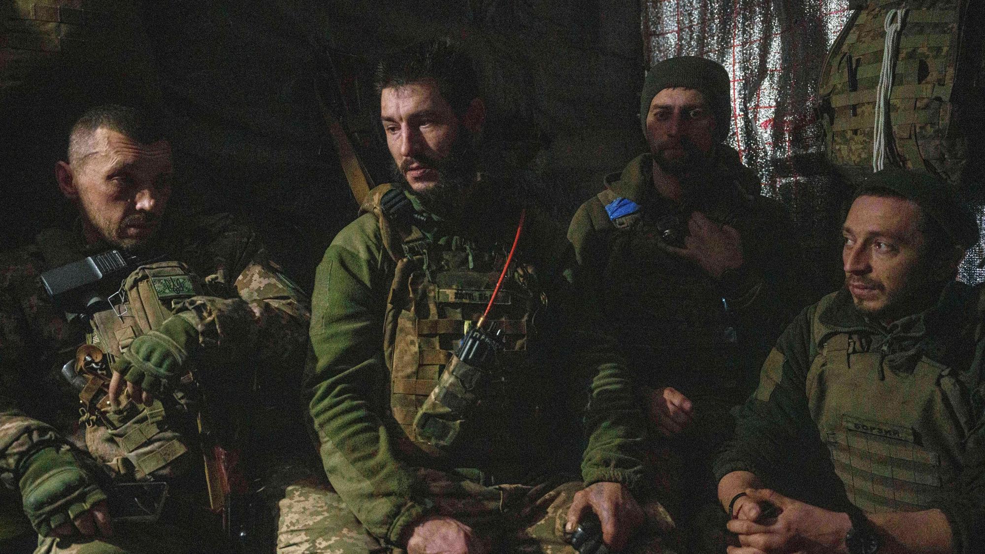Ukrainische Soldaten der 117. separaten schweren mechanisierten Brigade sitzen im Unterstand, nachdem sie von ihrer Panzerartillerie AS-90 aus auf russische Stellungen an der Frontlinie in Richtung Pokrowsk, Region Donezk, geschossen haben. (Archivbild)