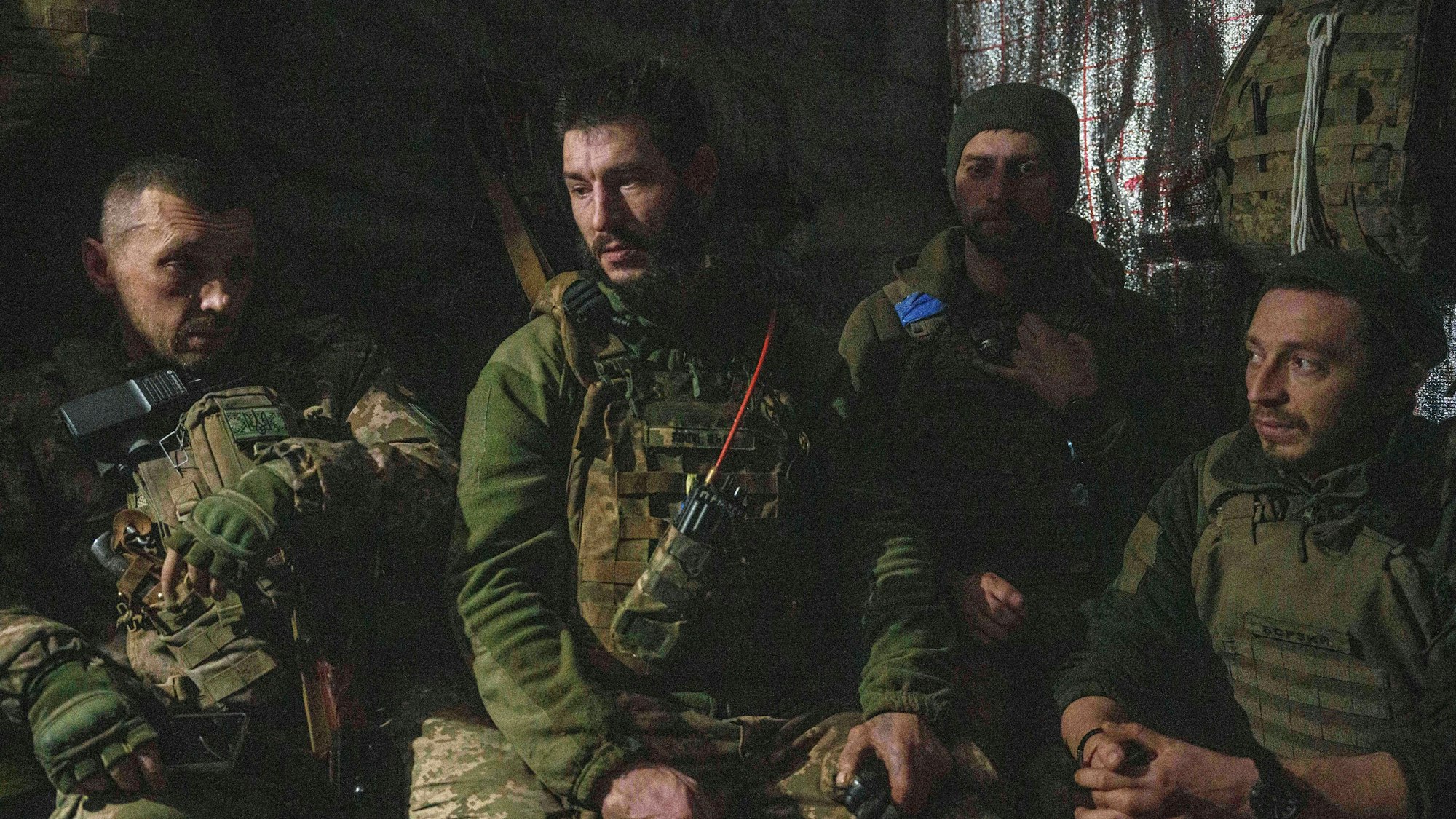 Ukrainische Soldaten der 117. separaten schweren mechanisierten Brigade sitzen im Unterstand, nachdem sie von ihrer Panzerartillerie AS-90 aus auf russische Stellungen an der Frontlinie in Richtung Pokrowsk, Region Donezk, geschossen haben. (Archivbild)