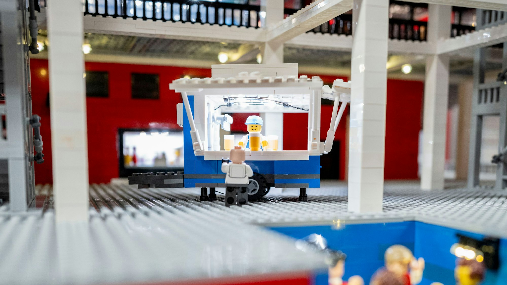 Auch ein Bierwagen hat es in die Mini-Südkurve geschafft.