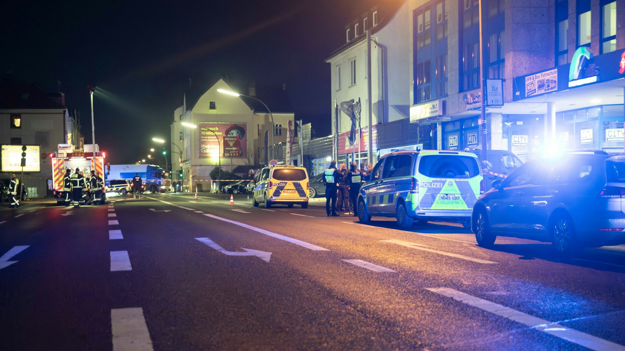 12.1.2025: In Köln-Holweide ist ein 33-Jähriger auf der Bergisch-Gladbacher-Straße gegen 21.30 Uhr angeschossen worden.