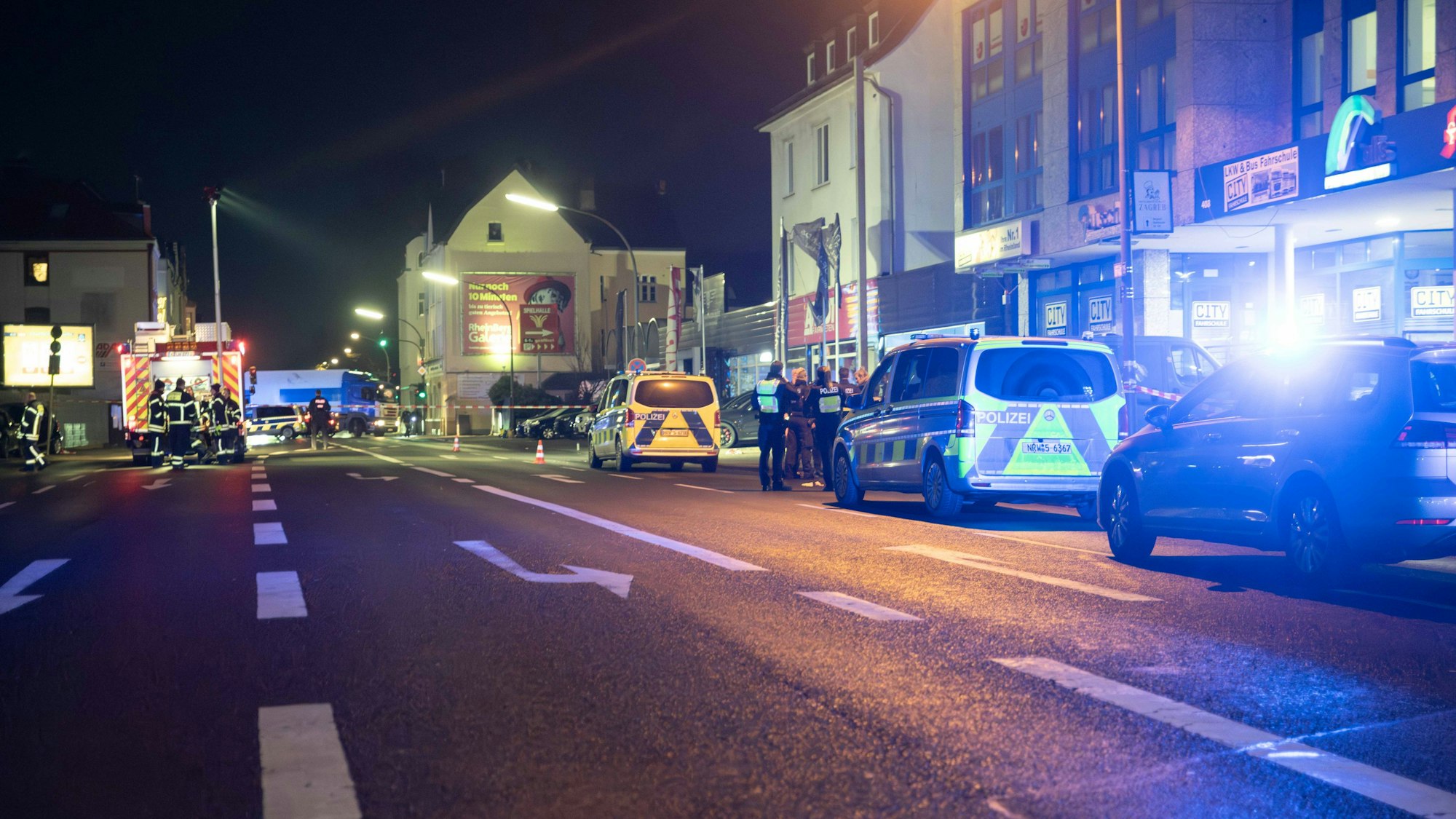 Januar 2025: Die Polizei am Tatort nach dem Attentat auf der Bergisch Gladbacher Straße.