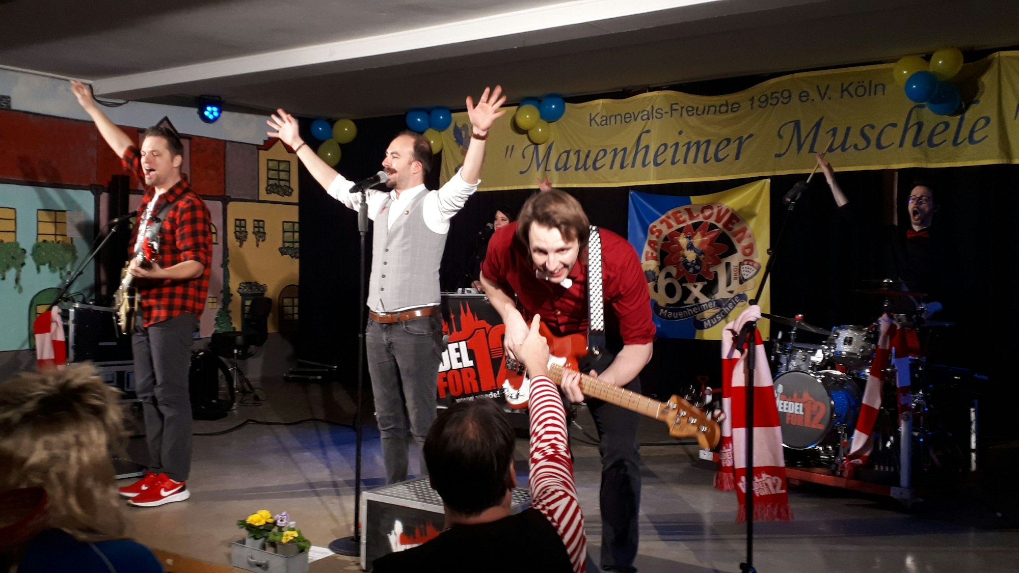 Von „Dat Wasser vun Kölle“ bis zu den „Pirate“: Die Combo „Veedel for 12“ sorgte mir kölschen Hits für Stimmung.