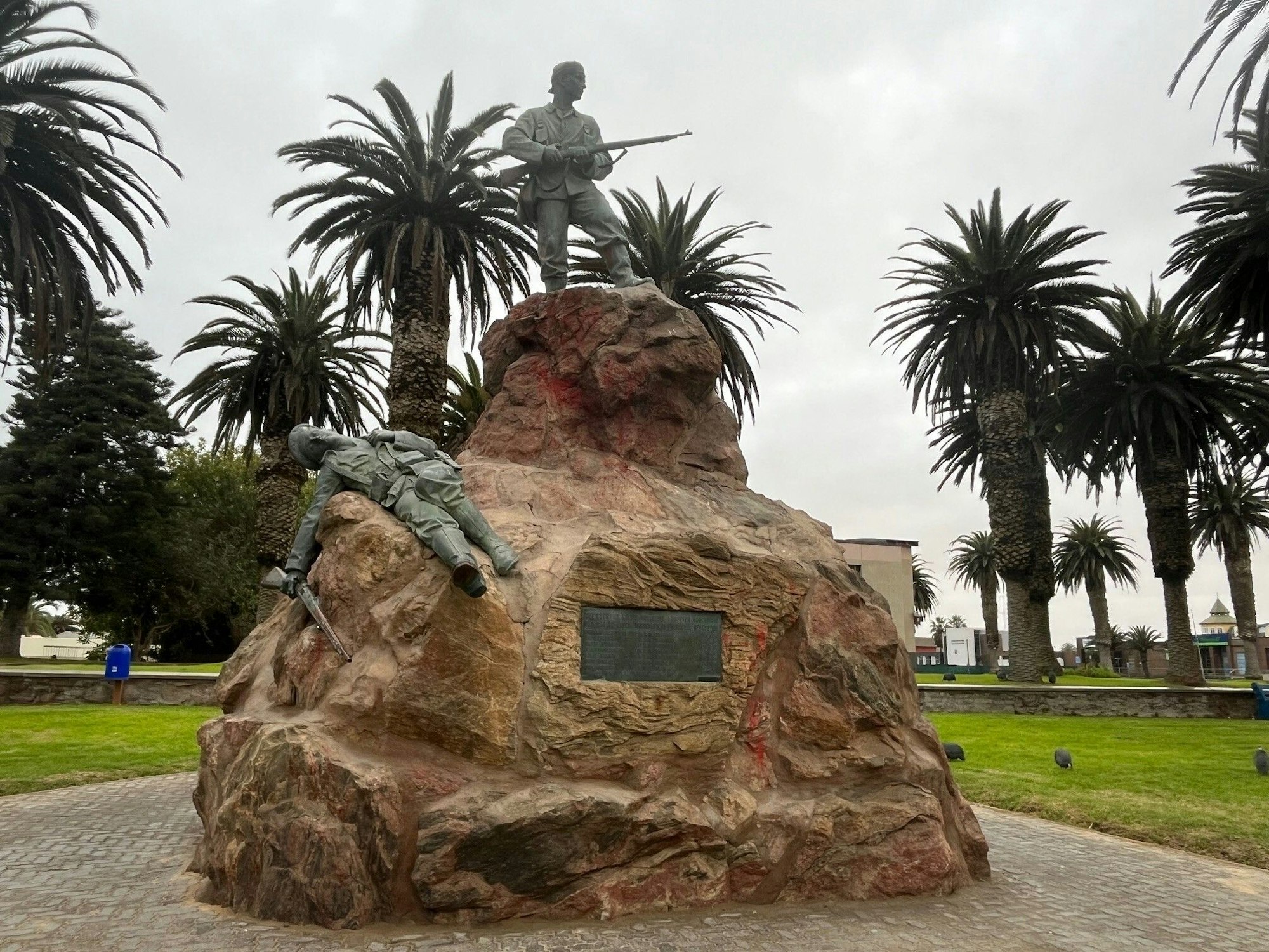 Das Marine-Denkmal in Swakopmund erinnert an das Marine-Expeditions-Korps der deutschen Schutztruppe, die 1904 in der Niederschlagung des Aufstands der Herero und Nama mitwirkte. Deutsche Soldaten verübten 1904-1908 während der deutschen Kolonialzeit einen Völkermord in Namibia.