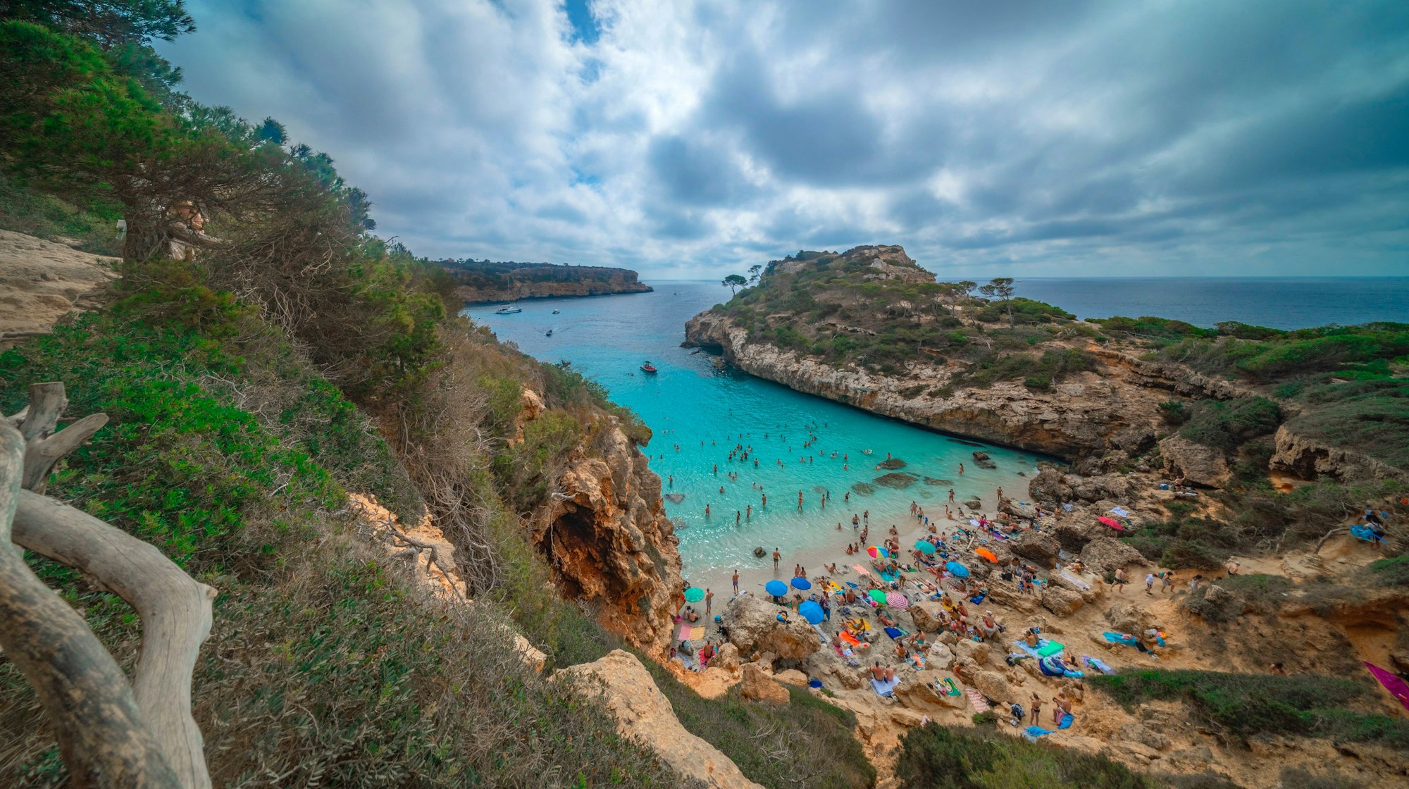Die Cala Del Moro gehört zu den beliebtesten Stränden nahe der Stadt Santanyi auf Mallorca. (Archivbild)