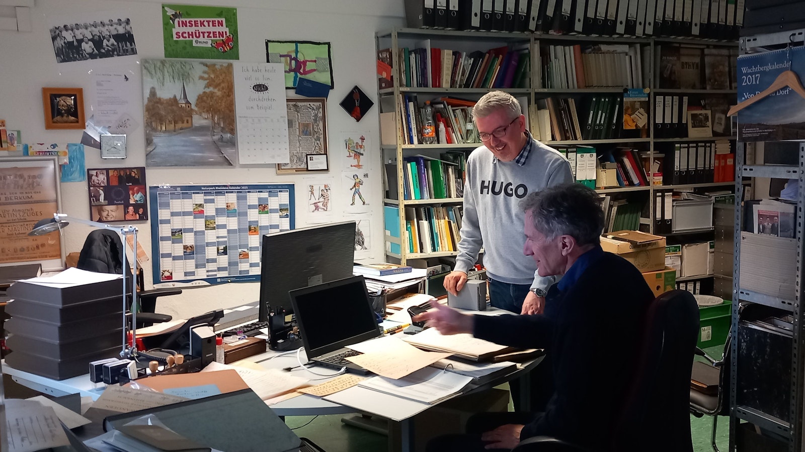 Gemeindearchiv Wachtberg. Archivar David Held (stehend) mit Praktikant Gerold Reichle