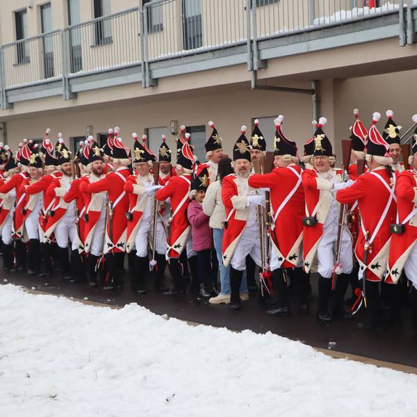 Zu sehen sind Männer in rot-weißen Uniformen.
