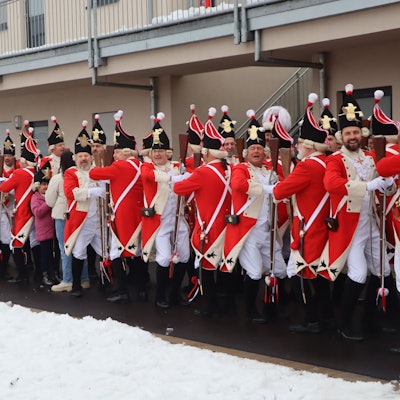 Zu sehen sind Männer in rot-weißen Uniformen.