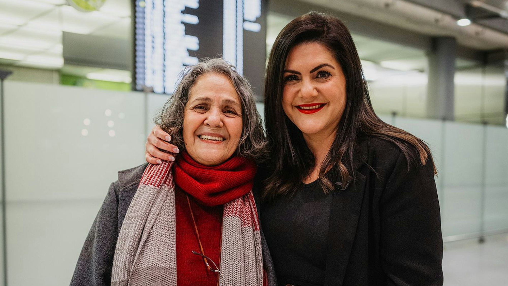 Die Deutsch-Iranerin Nahid Taghavi (l.) wird von Tochter Mariam Claren am Köln-Bonner-Flughafen in Empfang genommen.