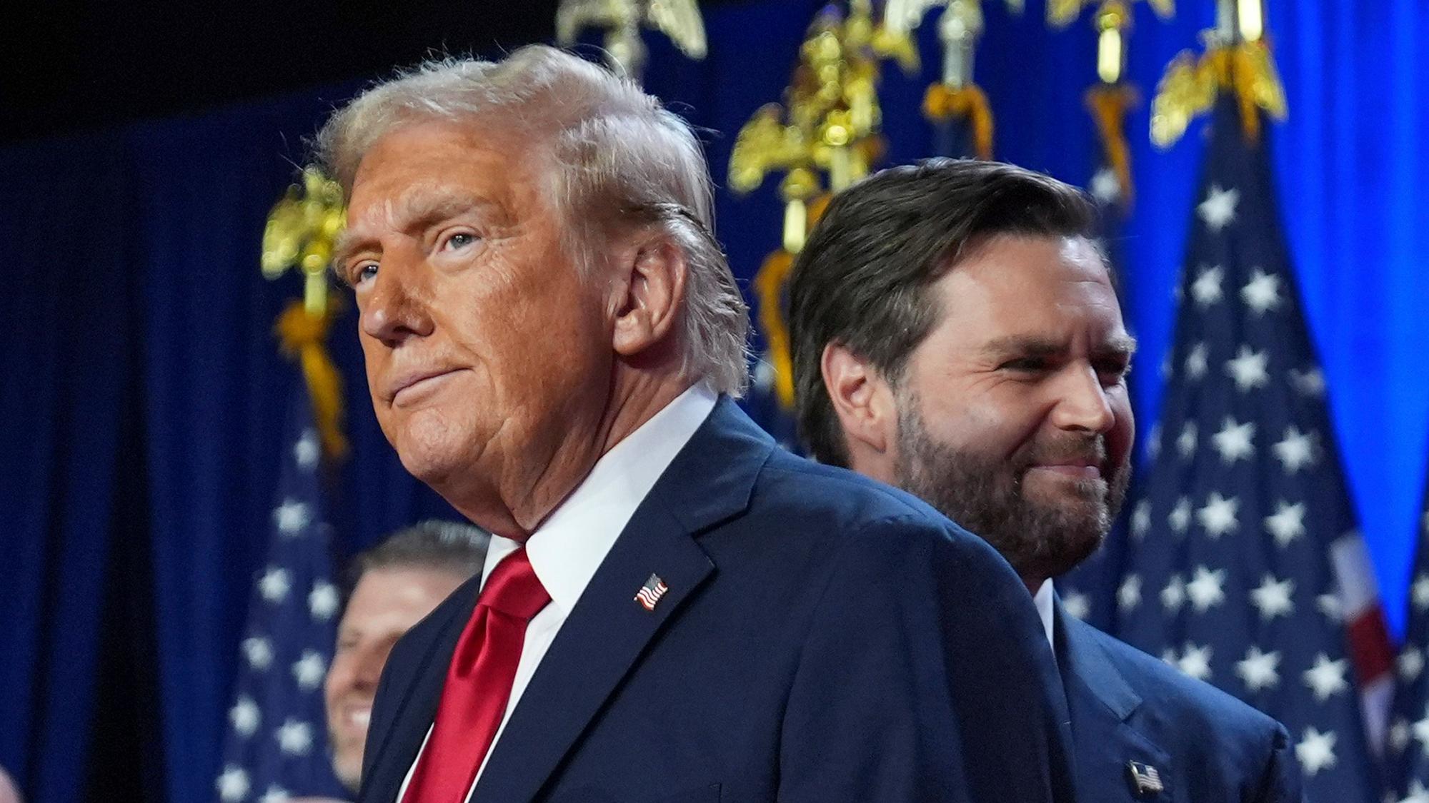 ARCHIV - 06.11.2024, USA, West Palm Beach: Der republikanische Präsidentschaftskandidat, der ehemalige Präsident Donald Trump, und sein Kandidat, Senator JD Vance (R-Ohio)