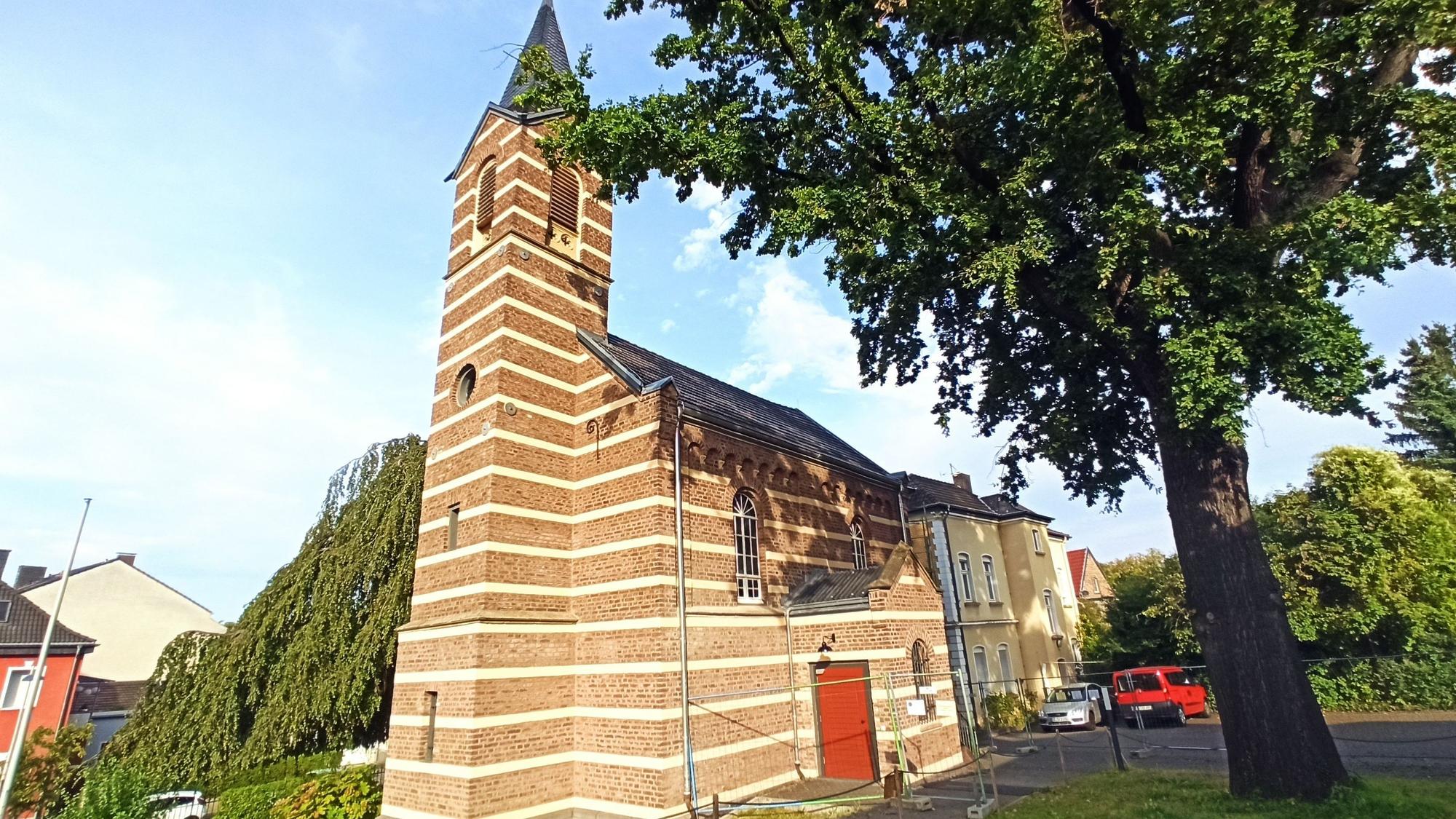 Blick auf den Haupteingang der evangelischen Versöhnungskirche in Bornheim an der Königstraße.