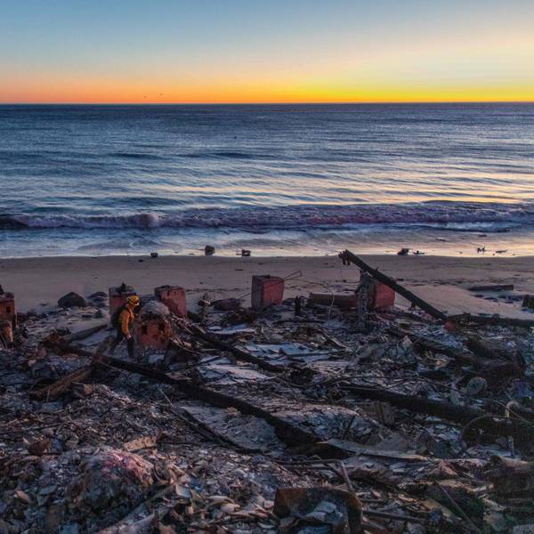 Ein Feuerwehrmann geht durch verbrannte Ruinen eines Hauses am Strand von Kalifornien.