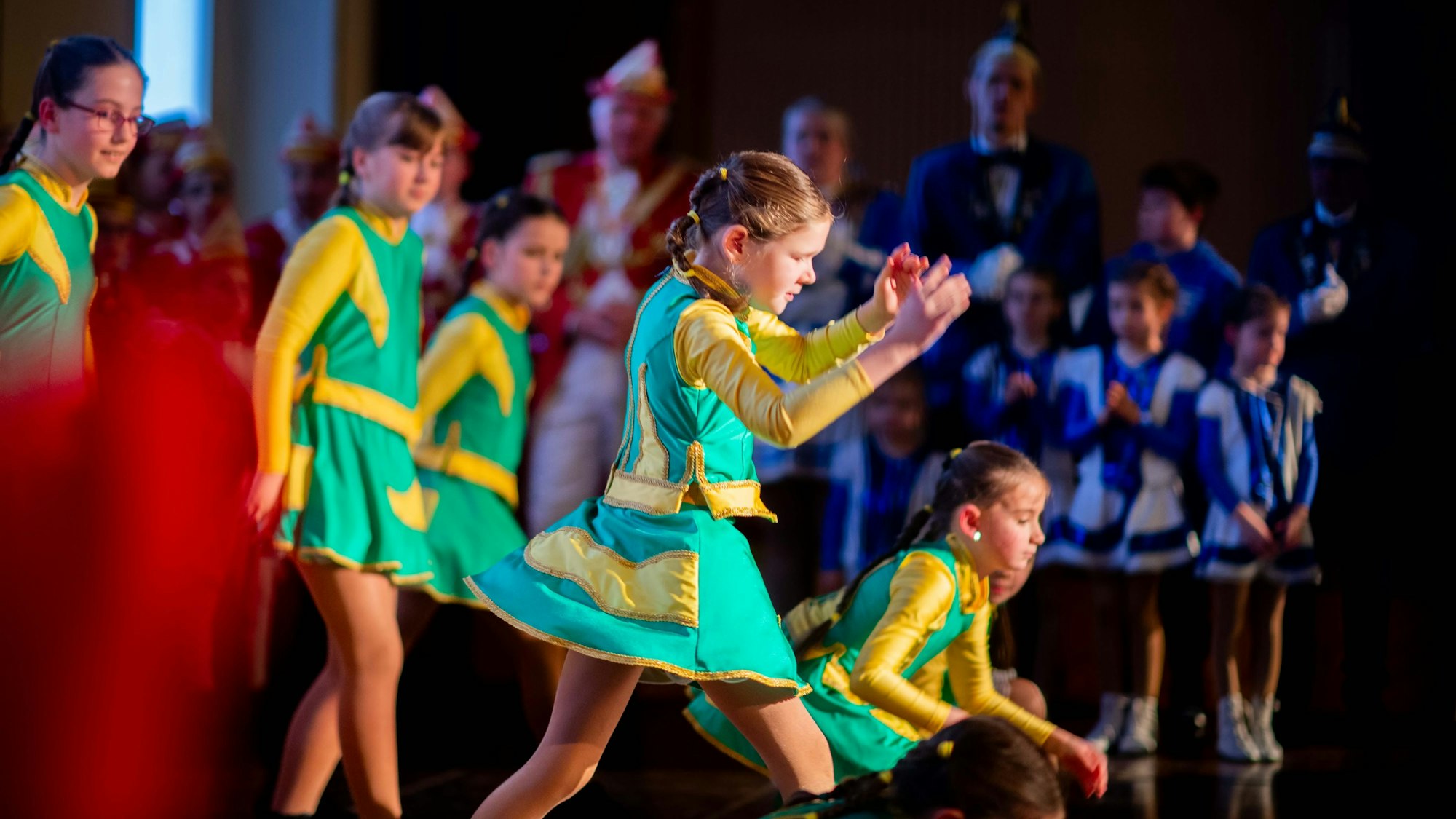 Das Bild zeigt die Nachwuchsgarde der KG Erfttal auf der Bühne im Euskirchener Casino.