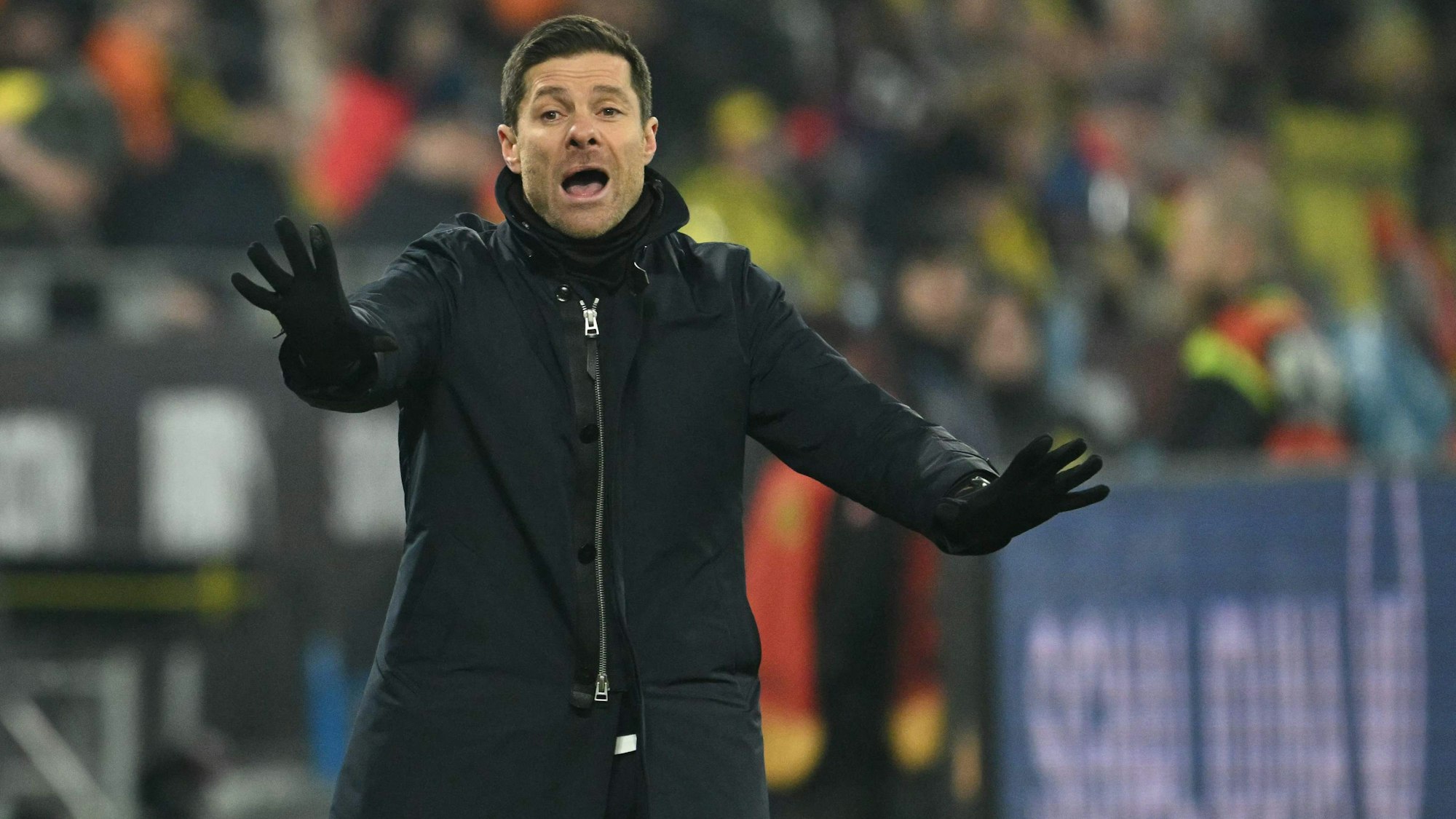 Bayer Leverkusens Cheftrainer Xabi Alonso bei der Arbeit an der Seitenlinie.