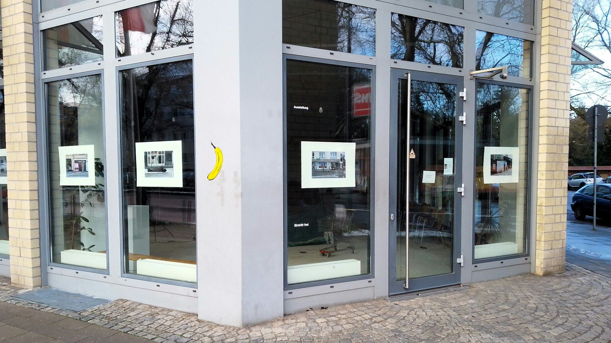 Fotografien an der Fassade der Kunsthalle Lindenthal spiegeln das Thema Armut und Schutzlosigkeit von Menschen auf der Straße wider.