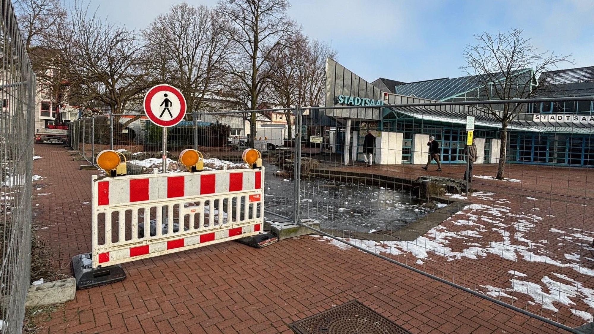 Auf dem Bild ist eine Absperrung mit Gittern am Stadtsaal zu sehen.