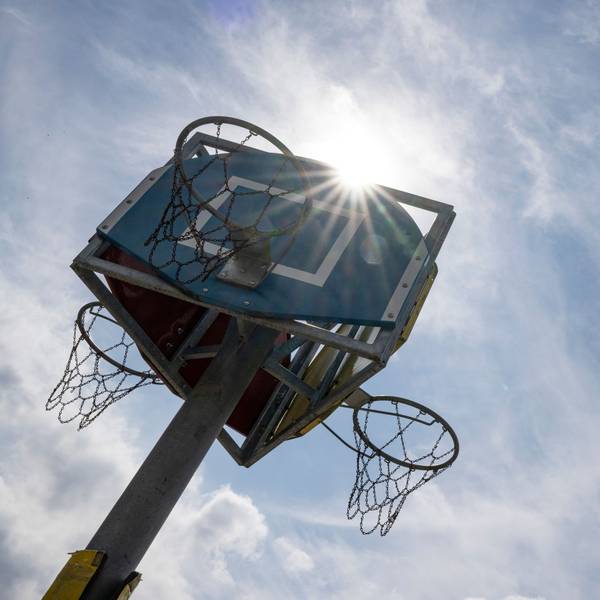 Drei Basketballkörbe sind zu einem Dreieck zusammengestellt