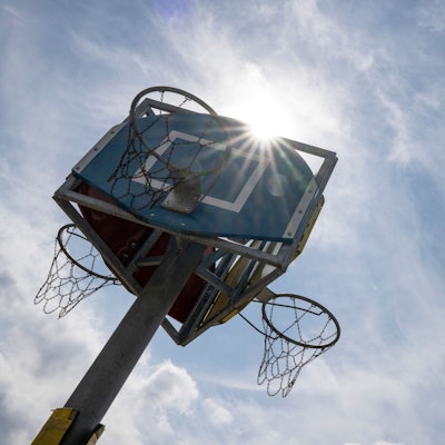 Drei Basketballkörbe sind zu einem Dreieck zusammengestellt