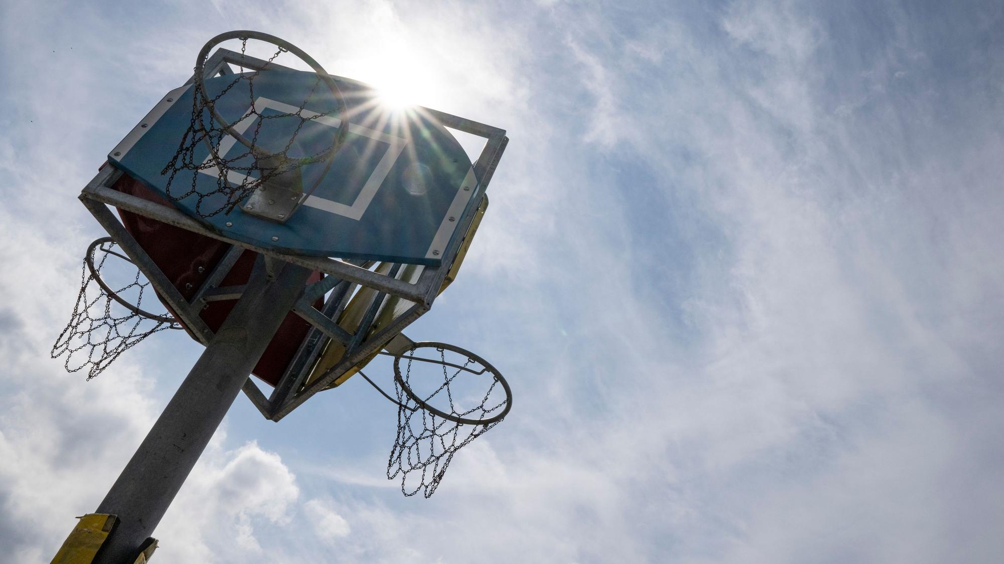 Drei Basketballkörbe sind zu einem Dreieck zusammengestellt