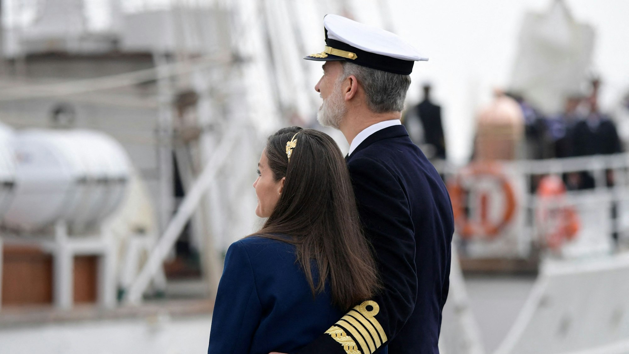 König Felipe von Spanien und Königin Letizia schauen auf das Ausbildungsschiff der spanischen Marine Juan Sebastian de Elcano.