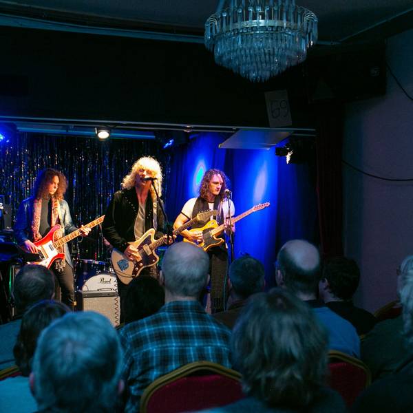 Eine vierköpfige Rockband auf der kleinen Bühne des Schauspiel-Hauses.