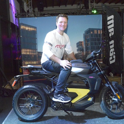 Ein Mann sitzt auf einem Motorrad.