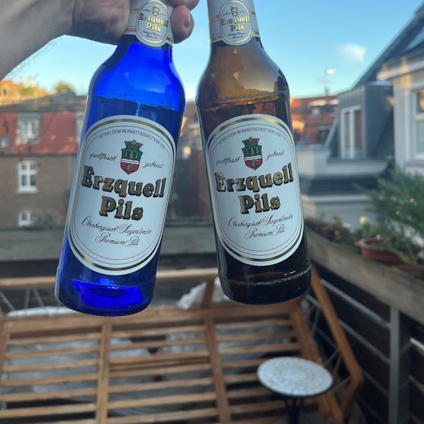 Zwei Flaschen Erzquell Pils, links die sehr seltene blaue, rechts die normale braune Flasche.