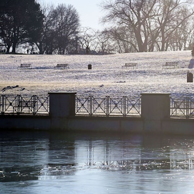 13.01.2025 Köln. Wetter. Winter 2025. Sonnenschein und Kälte am Aachener Weiher. Foto: Alexander Schwaiger