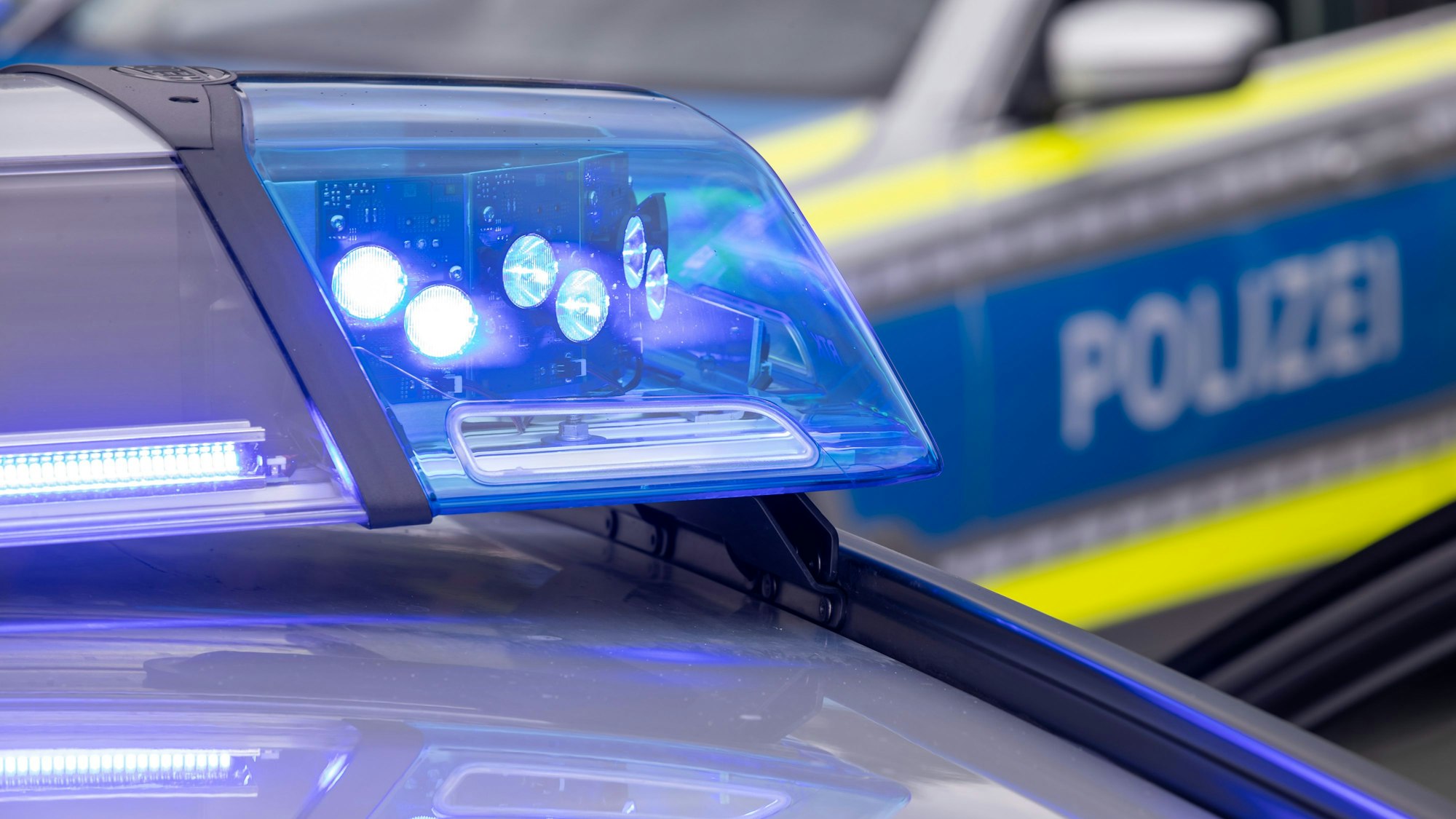 Zu sehen ist ein Blaulicht auf einem Streifenwagen der Polizei.