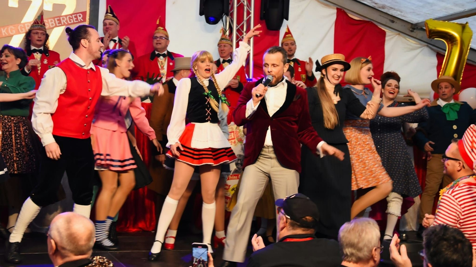 Die Tanzgruppe Kölsch Hänneschen sorgt auf der Bühne für Stimmung.