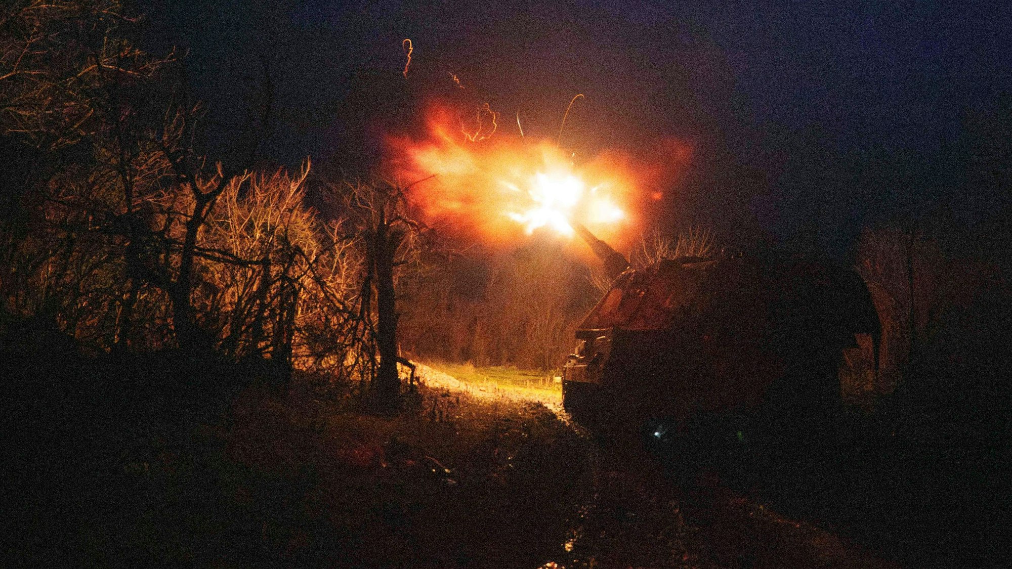 Eine ukrainische Panzerartillerie AS-90 feuert auf russische Stellungen an der Frontlinie in Richtung Pokrowsk. (Archivbild)