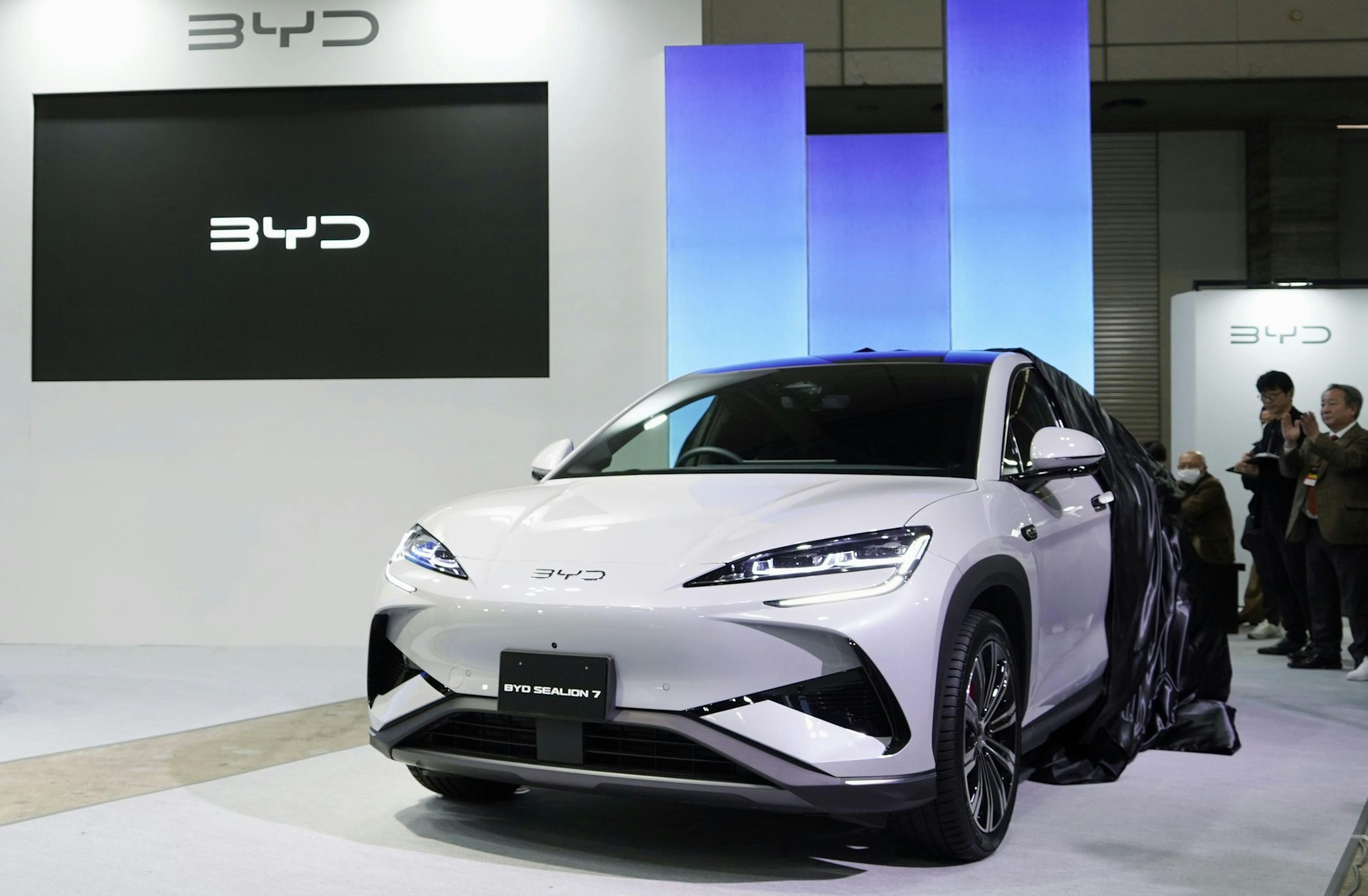 Japan, Chiba: Der Sealion 7 des chinesischen Elektrofahrzeugherstellers BYD wird auf dem Tokyo Auto Salon im Makuhari Messezentrum in Chiba in der Nähe von Tokio ausgestellt.