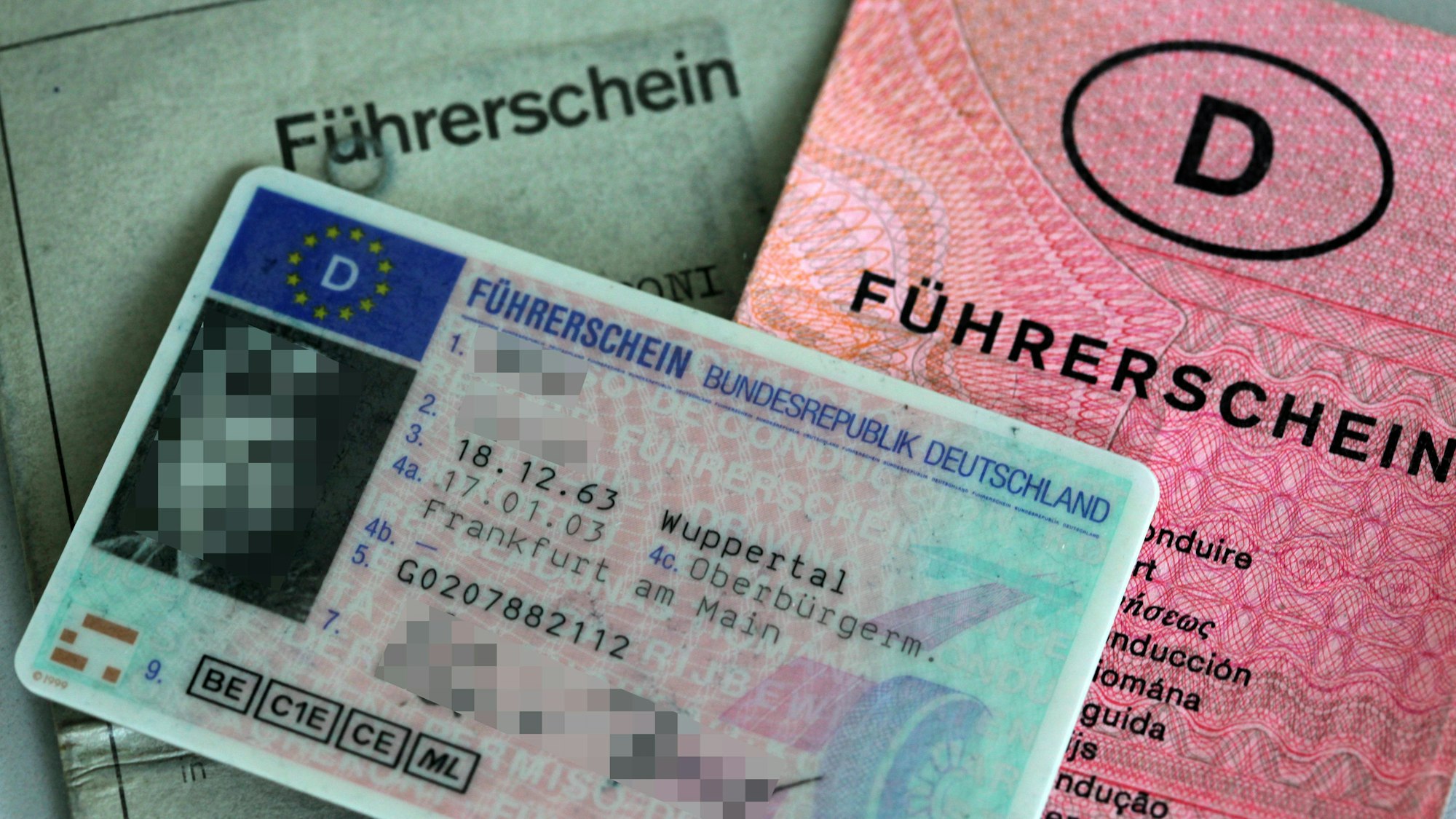 Drei Führerscheine verschiedener Generationen liegen auf dem Tisch. (Archivbild)