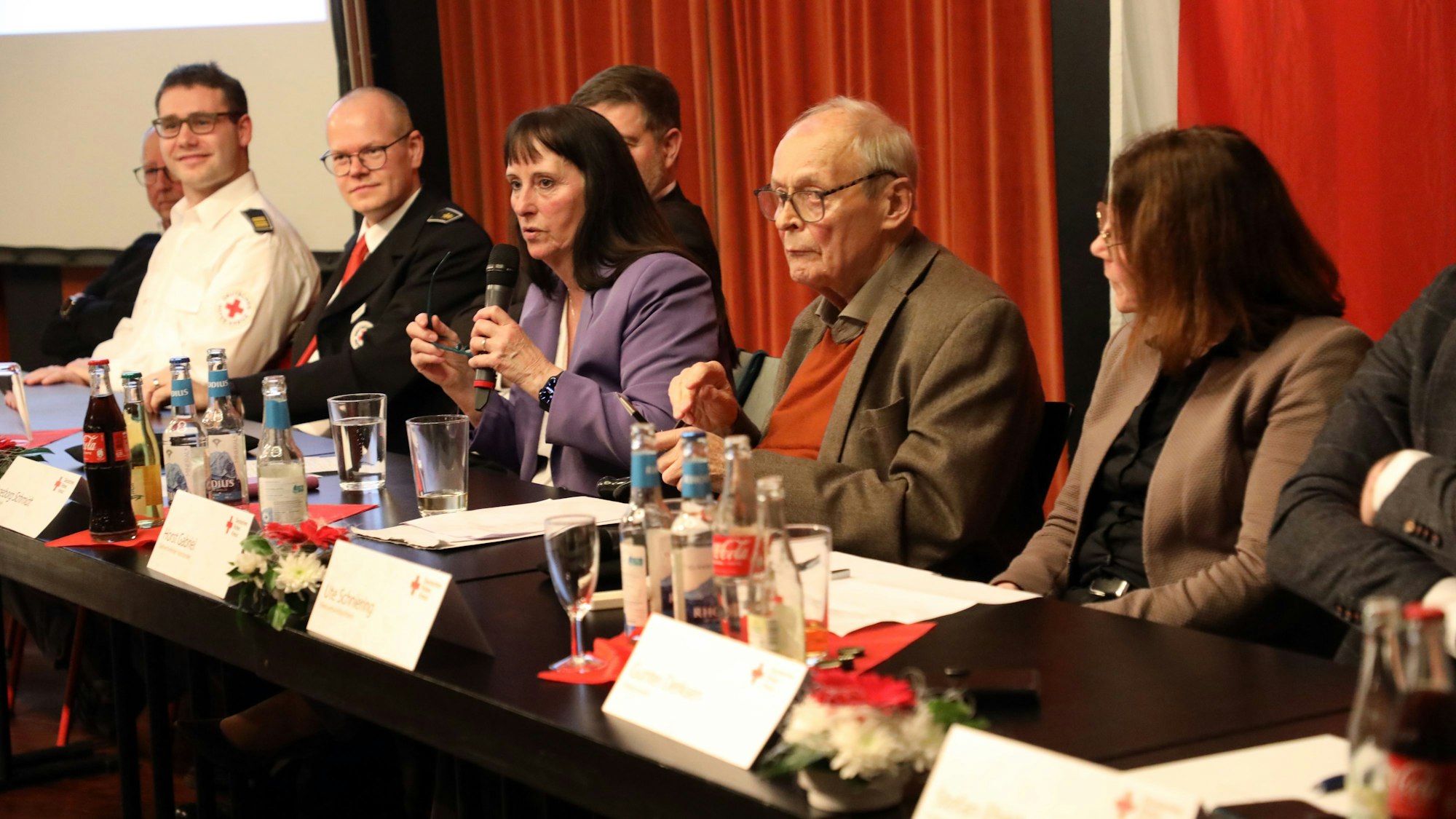 Der DRK-Kreisvorstand Rhein-Berg sitzt an einem langen Tisch.