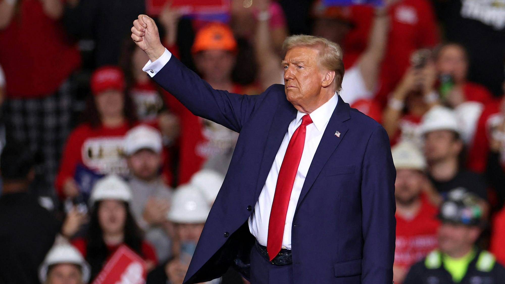 Der designierte US-Präsident reckt bei einer Wahlkampfveranstaltung im November 2024 die Faust in die Luft. (Archivbild)