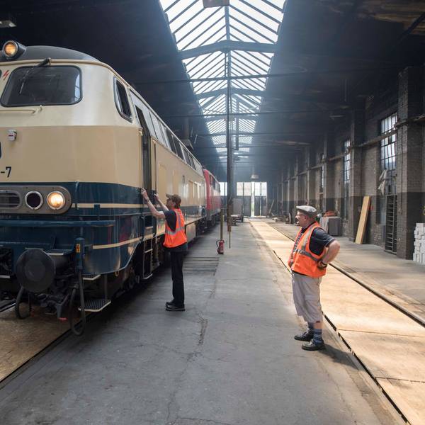 Eine alte Dieselok steht im historischen Lokschuppen in Euskirchen.