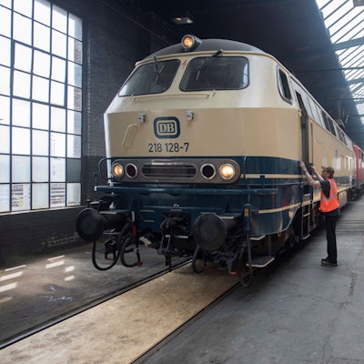 Eine alte Dieselok steht im historischen Lokschuppen in Euskirchen.