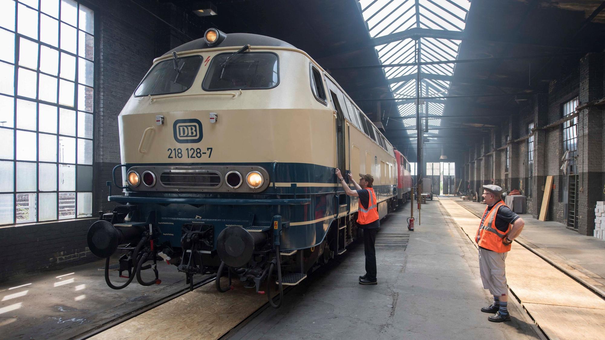 Eine alte Dieselok steht im historischen Lokschuppen in Euskirchen.