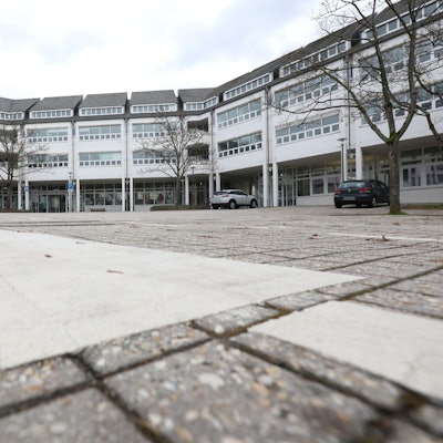 Eine gepflasterte Fläche mit einem großen weißen Pfeil vor dem Rathaus Bad Honnef.