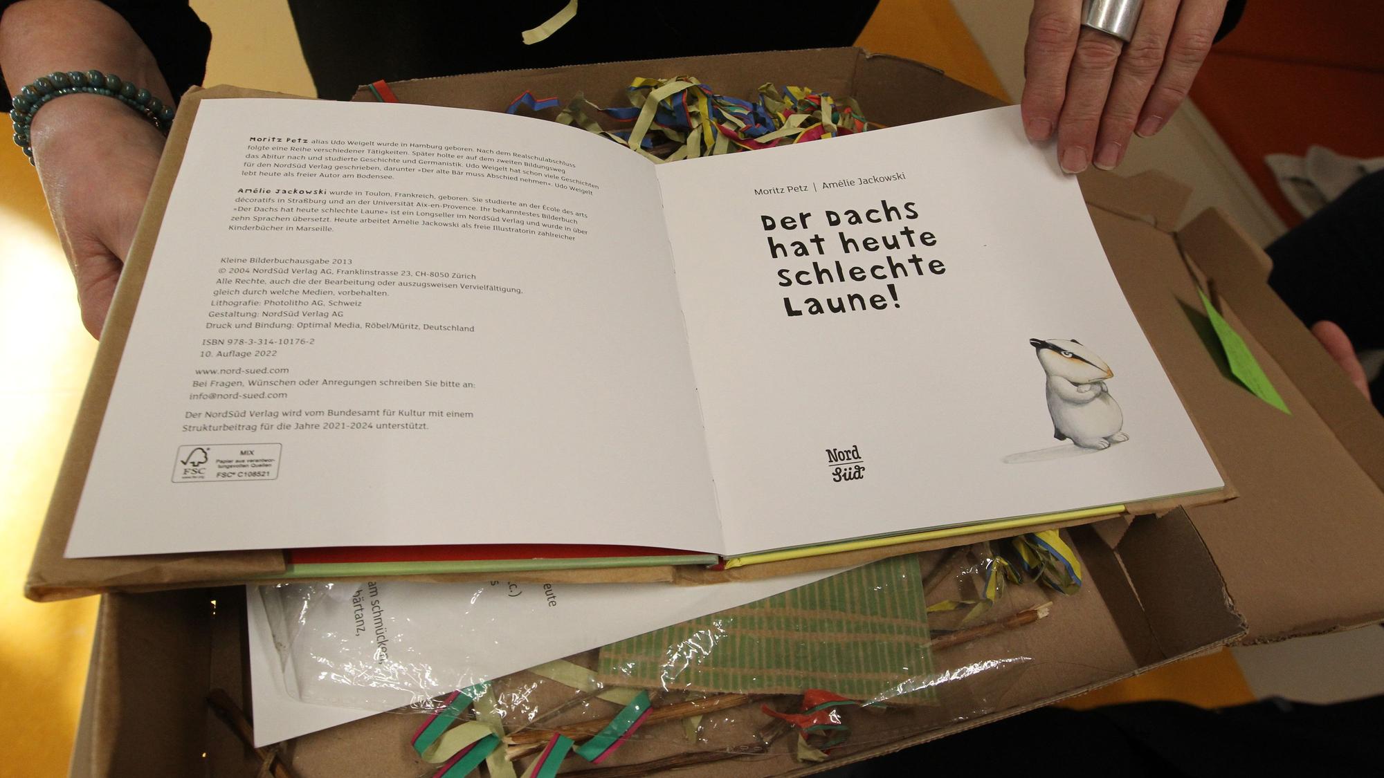 In den Pizzakartons gab es Bücher zur Auswahl.