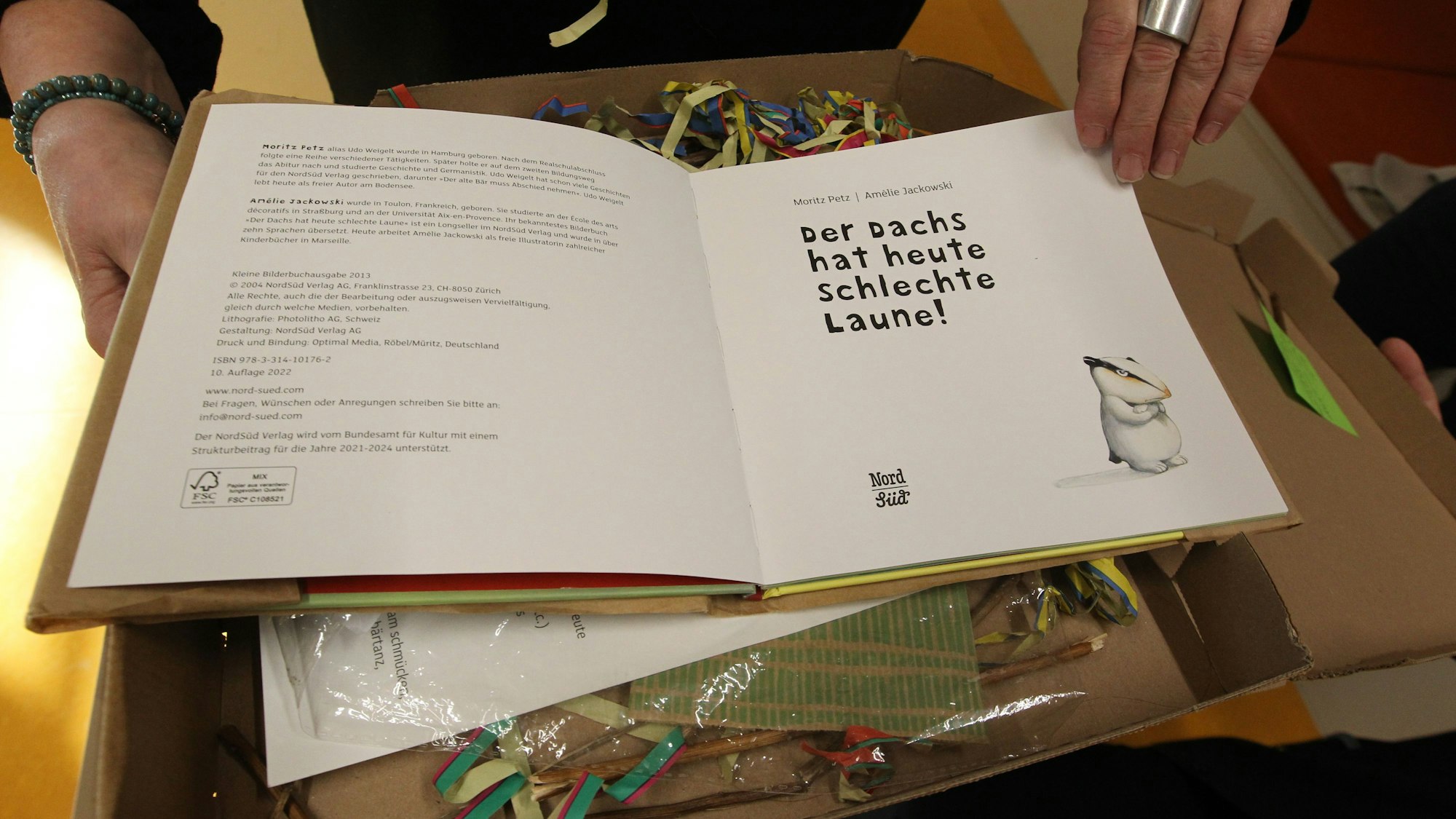 In den Pizzakartons gab es Bücher zur Auswahl.