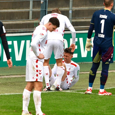 Schmerzverzerrtes Gesicht: Dejan Ljubicic (r.) musste ausgewechselt werden.