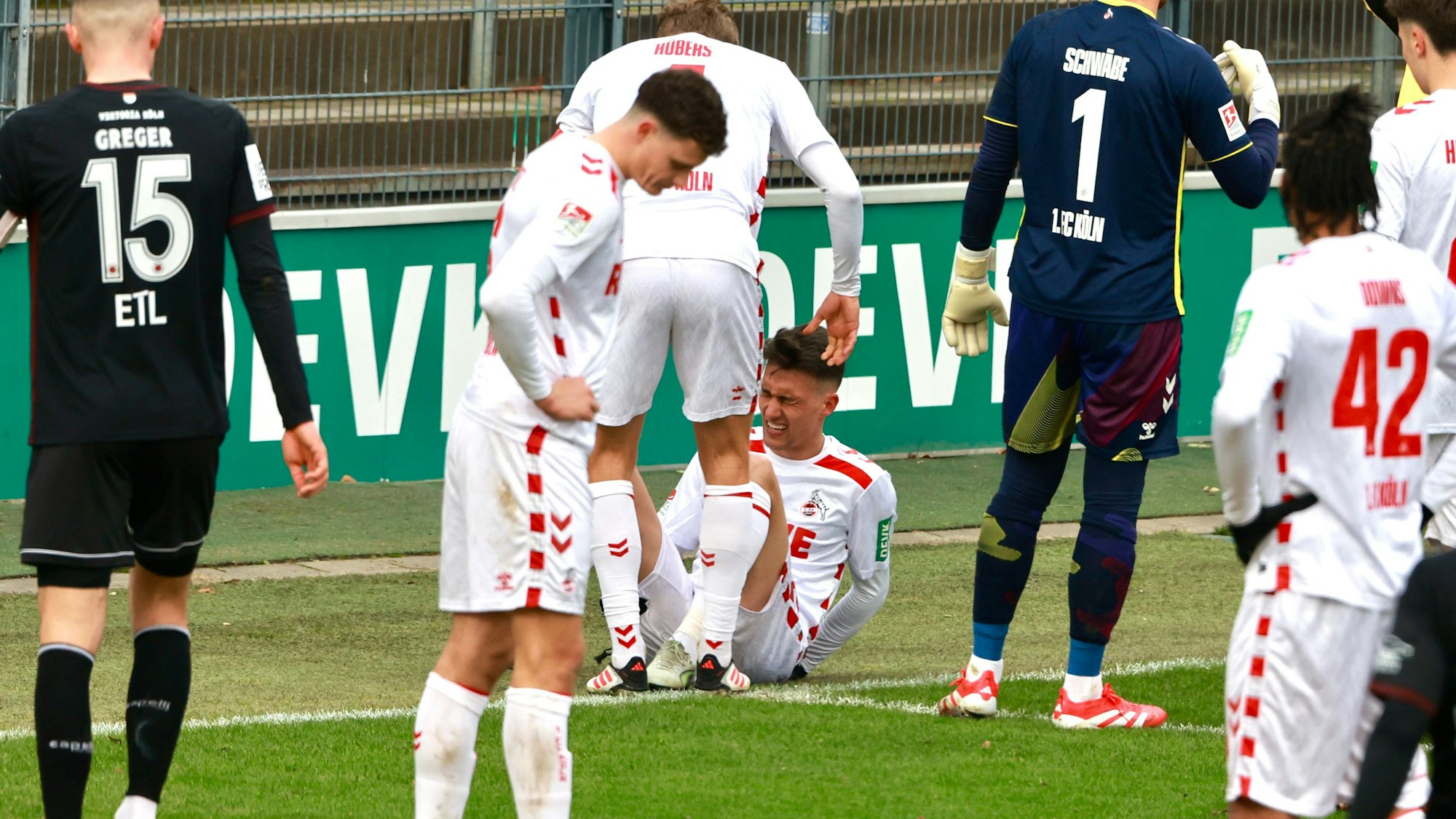 Schmerzverzerrtes Gesicht: Dejan Ljubicic (r.) musste ausgewechselt werden.