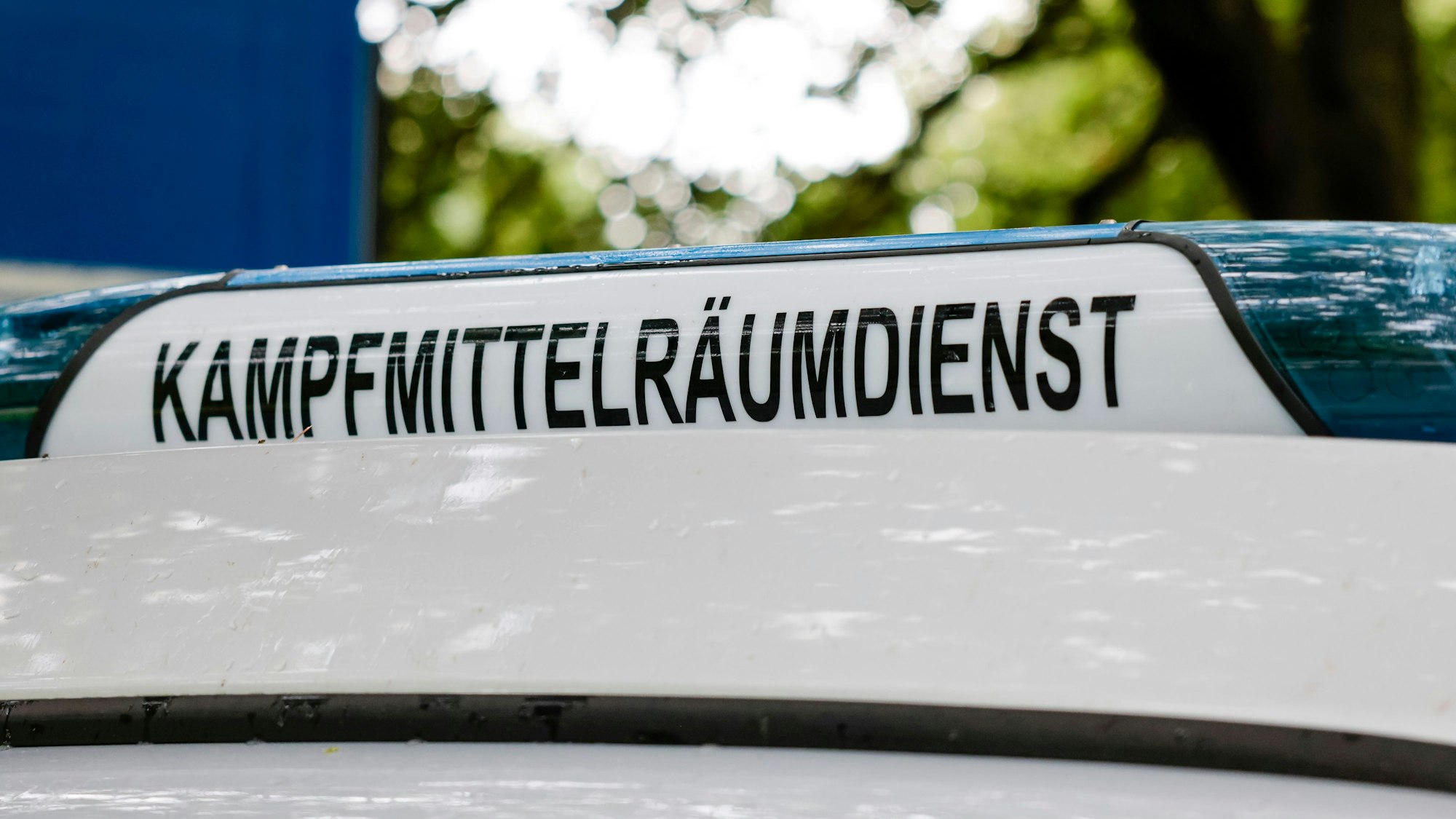 Der Schriftzug Kampfmittelräumdienst ist an einem Einsatzfahrzeug angebracht.