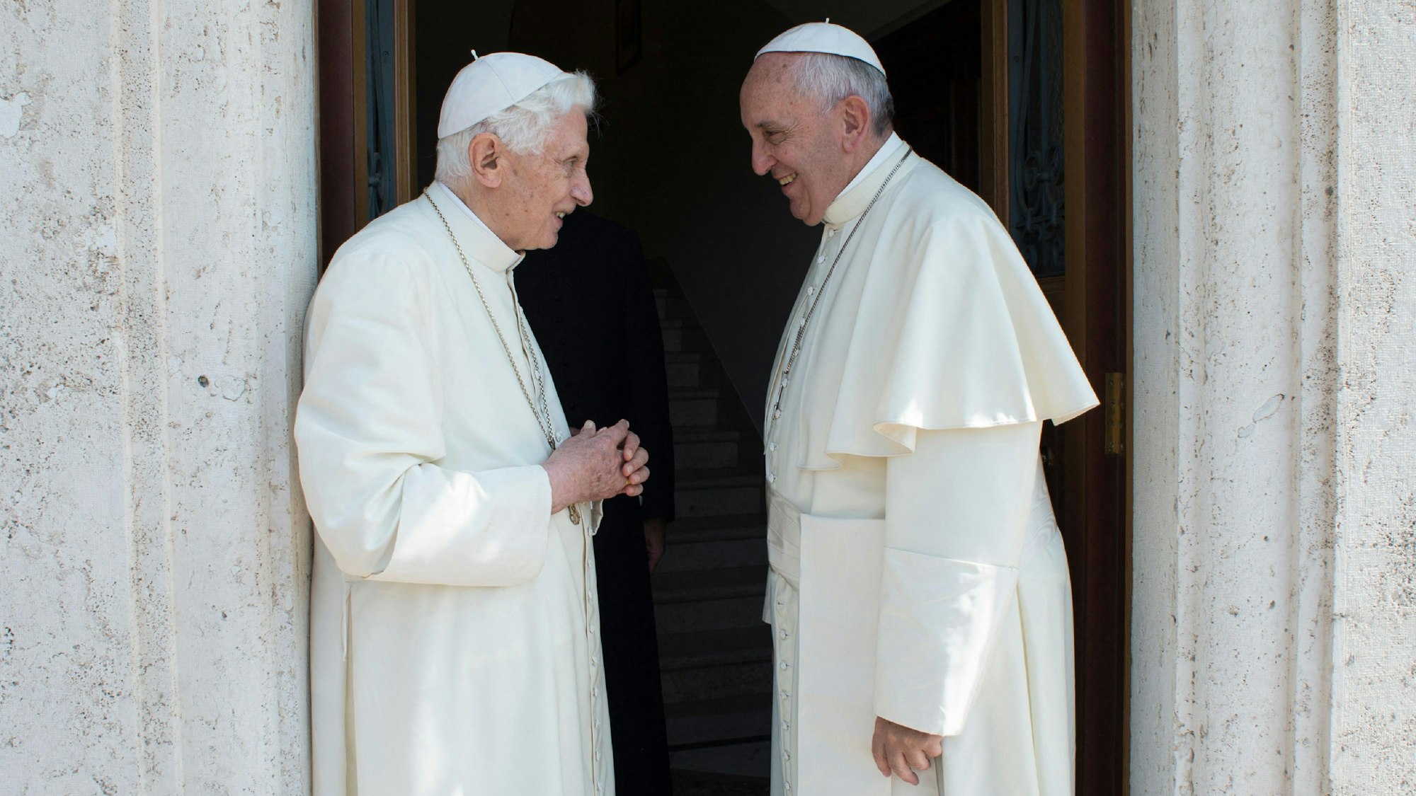 Der emeritierte Papst Benedikt XVI. zusammen mit seinem Nachfolger Papst Franziskus im Jahr 2013. (Archivbild)