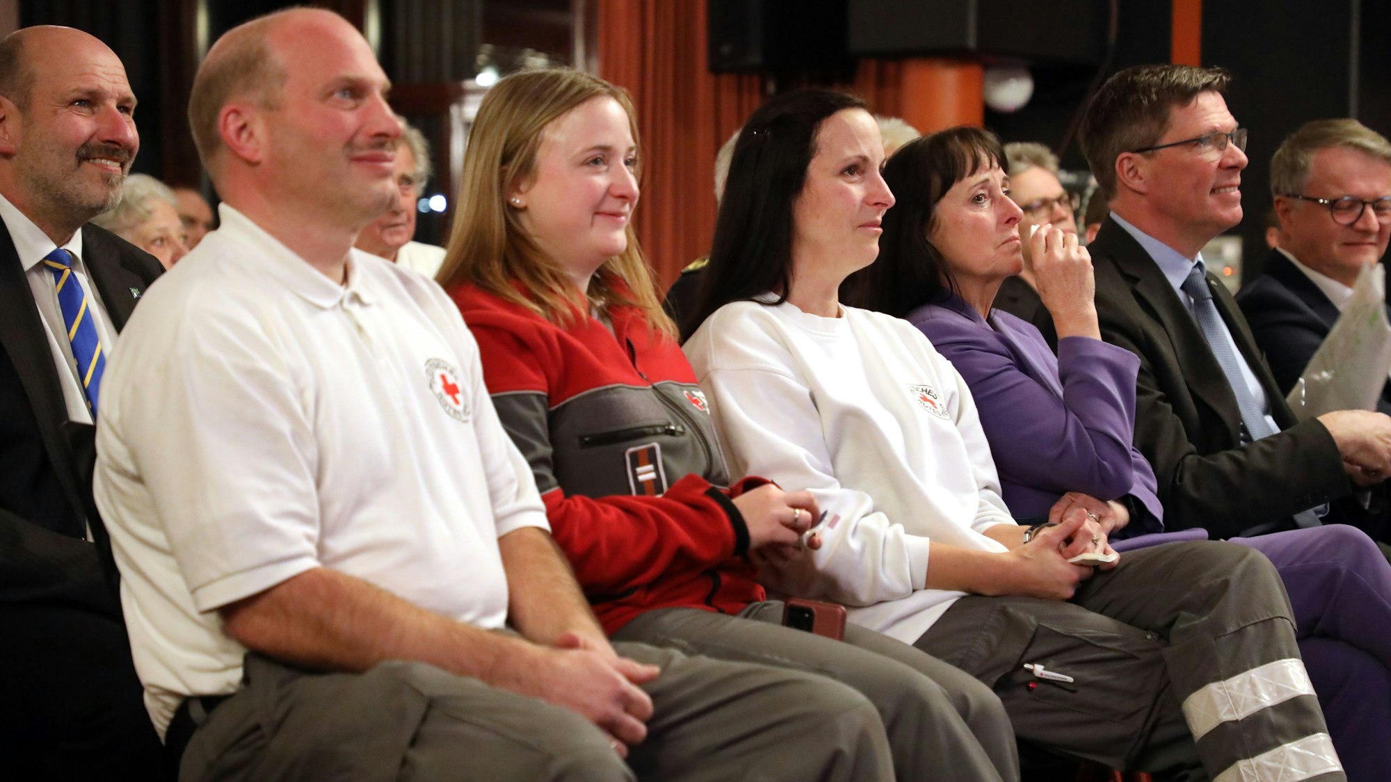 Familie Schmidt sitzt bei der DRK-Kreisversammlung in der ersten Reihe.