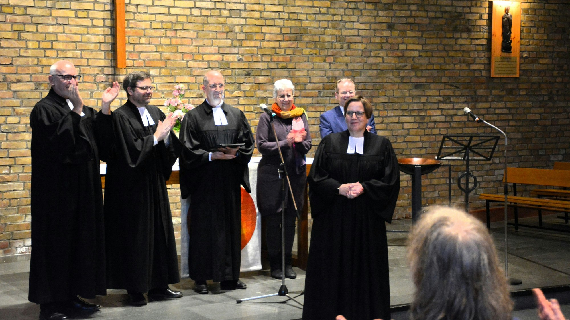 Kerstin Herrenbrück (r.) nach ihrer Einführung. Es freuen sich (v.l.): Pfarrer Andreas Daniels, Superintendent Torsten Krall, Präses Dr. Thorsten Latzel, Christiane Friedrich aus dem Kreissynodalvorstand und Stadtsuperintendent Dr. Bernhard Seiger.